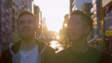 Popüler hareketli Japon şehir merkezi keşfetmek turist.