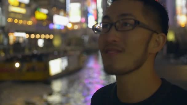 Туристы Изучающие Популярный Оживленный Японский Центр Города — стоковое видео