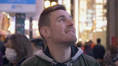 Popüler hareketli Japon şehir merkezi keşfetmek turist.