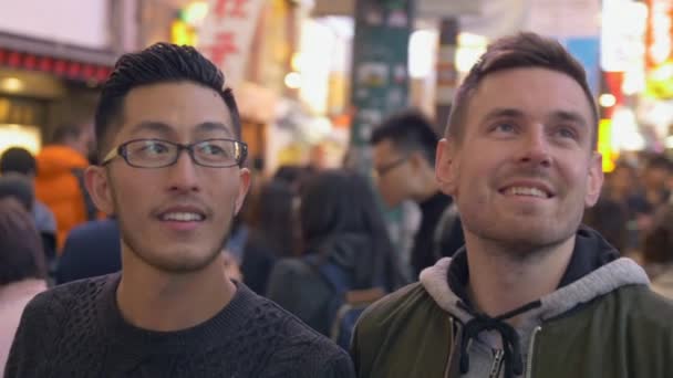 Touristen Erkunden Das Geschäftige Japanische Stadtzentrum — Stockvideo