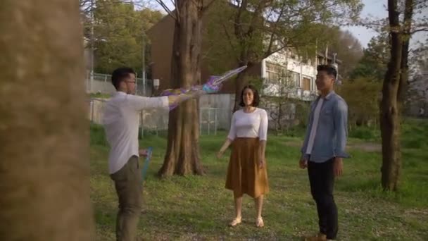 Asiatischer Mann Spielt Mit Freunden Park — Stockvideo