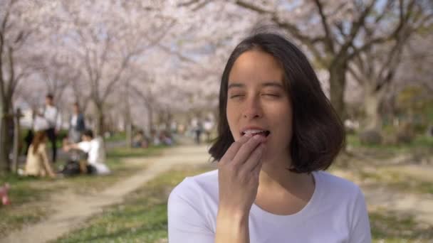 Menina Mexicana Bonita Comendo Morangos Sob Árvores Flor Cerejeira Japão — Vídeo de Stock