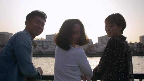 Amigos Posando Junto Río Atardecer Japón — Vídeos de Stock