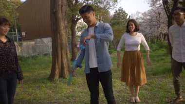 Japon adam arkadaş baloncuklarla parkta yapma.