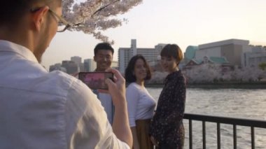 Japonya'da bir nehir tarafından fotoğraf çekmek Multi-enthinc grubu.
