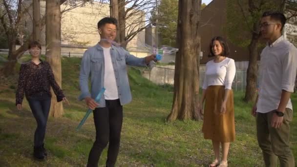 Uomo Giapponese Che Crea Bolle Nel Parco Con Gli Amici — Video Stock