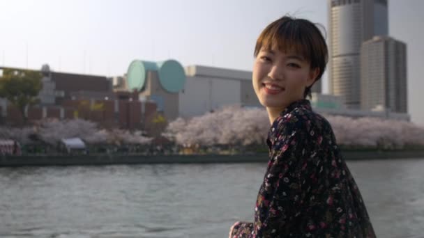 Japanse Vrouw Poseren Door Een Grote Rivier Japan — Stockvideo