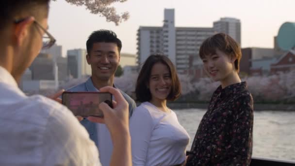 Groupe Multi Ethnique Prenant Des Photos Bord Une Rivière Sakura — Video