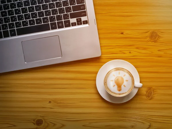 Üstten Görünüm ofis resepsiyon masası ile dizüstü bilgisayar ve kahve Kupası w