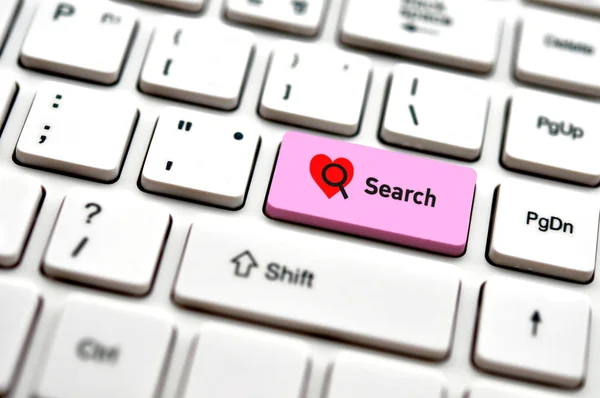Kelime arama ve kalp simgesi, seçilen odak olan bilgisayar klavye