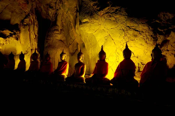 Buddha-Statue in der Höhle — Stockfoto