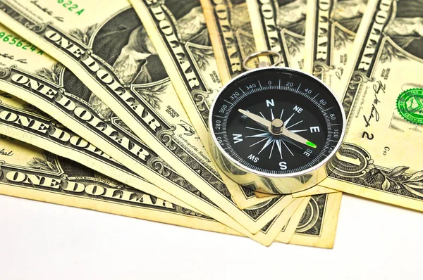 Dolar faturaları üzerinde bir yığın üzerinde döşeme pusula