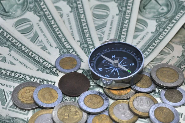 Pusula ve sikke yığını üzerinde dolar faturaları üzerinde döşeme