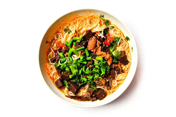 Beyaz arka plan üzerinde izole Pirinç Noodle baharatlı domuz soslu baharatlı erişte çorbası, geleneksel Tayland tarzı mutfağı (Khanom Jin Nam Ngiao), Kuzey