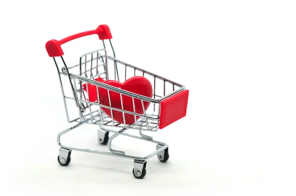 白い背景に分離されたショッピングカートで赤いハート — ストック写真