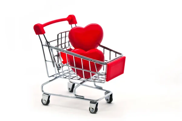 Zwei rote Herzen in einem Einkaufswagen isoliert auf weißem Hintergrund — Stockfoto