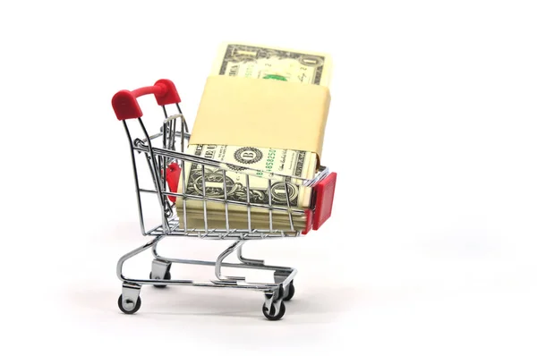 Zásobník peněz v nákupním košíku izolovaných na bílém pozadí — Stock fotografie