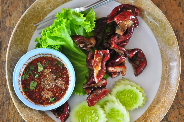 Kavrulmuş domuz barsak sebze ve baharatlı sos ile