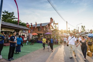 Surin, Tayland 9 Kasım 2019: Birçok insan çeşitli binaların kuzeydoğudaki geleneksel evlerini taklit eden sergileri görmek için yürüyor. Bu Surin 'in yıllık fil fuarının bir parçası..
