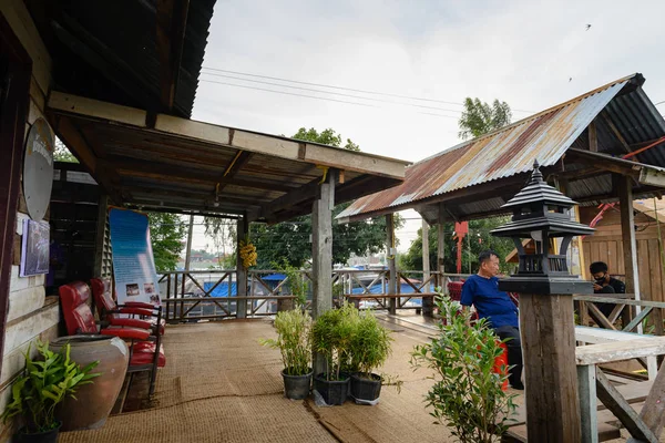 Surin, Tayland 9 Kasım 2019: Sergiler çeşitli binaların kuzeydoğudaki geleneksel evlerini simüle ediyor. Ve çeşitli sokak yemekleri seçenekleri. Bu Surin 'in yıllık fil fuarının bir parçası..