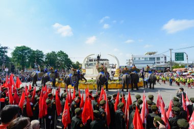 Surin, Tayland - 15 Kasım 2019: Fil çobanlığı etkinliği ve Surin 'in kurucusuna saygı göstermek tüm geçit törenlerinin varış noktasıdır.