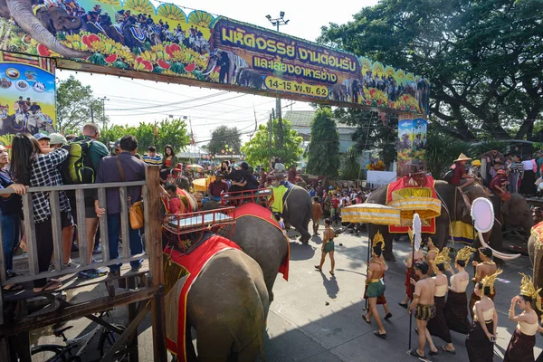 Surin, Tayland - 15 Kasım 2019: Turistler file binmek için yüksek bir platforma çıkıyorlar. Fil yemeği partisinin atmosferini görmek için.