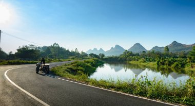 Tayland 'ın kuzeydoğu bölgesindeki dağların ve nehirlerin resimleri, Tayland' daki kırsal yaşam tarzı daha elverişli, elektrikli ve iyi yollara sahip olacak..