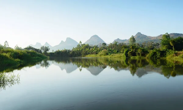 Immagine Lago Tranquillo Che Riflette Catena Montuosa Non Molto Grande — Foto Stock