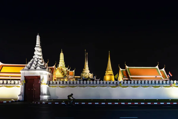 Geceleri Wat Phra Kaew veya Wat Phra Si Rattana Satsadaram. Bu Bangkok, Tayland 'ın en önemli turistik merkezi..