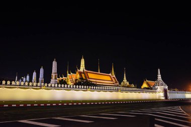 Geceleri Wat Phra Kaew veya Wat Phra Si Rattana Satsadaram. Bu Bangkok, Tayland 'ın en önemli turistik merkezi..