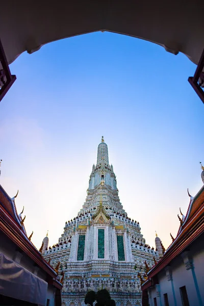 Visão Noturna Wat Arun Tem Uma Entrada Quadro Para Enfatizar — Fotografia de Stock