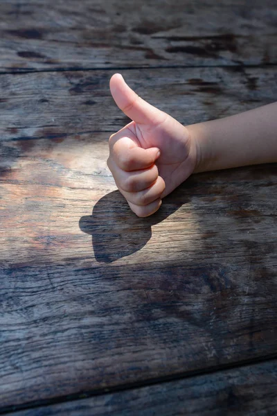 Çocuk, mutlu olmanın ya da harika hissetmenin ne demek olduğunu anlatmak için parmağını kaldırır..