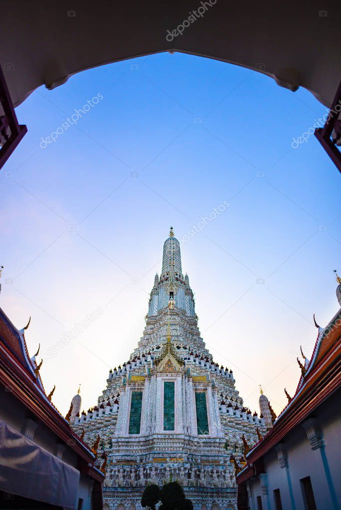 The evening view of Wat Arun has a frame entrance to emphasize the outstanding features of the pagoda.