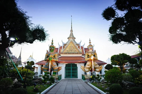 Wat Arun 'un Wat Arun ya da Wat Chang' inin girişindeki iki dev heykel. Nehrin diğer yakasında bir devle olan şiddetli bir savaş hakkında bir efsane vardır..
