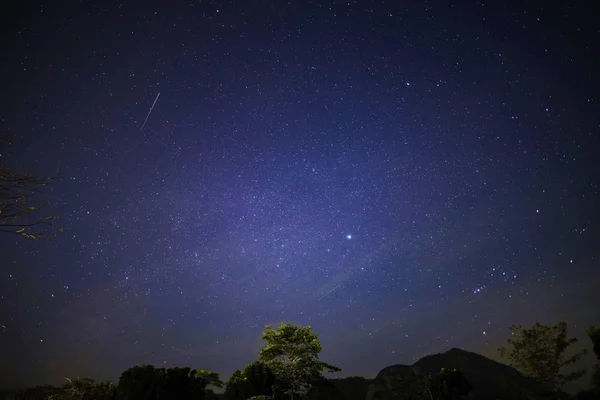 Geceleri gökyüzü yıldızlı olur. Resimde bir de meteor var. Meteorun kutsamasını istemek herkesin hoşuna gider..