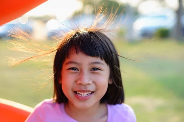 小女孩笑得很开心 也许是因为她的头发因为静电有点蓬松 — 图库照片