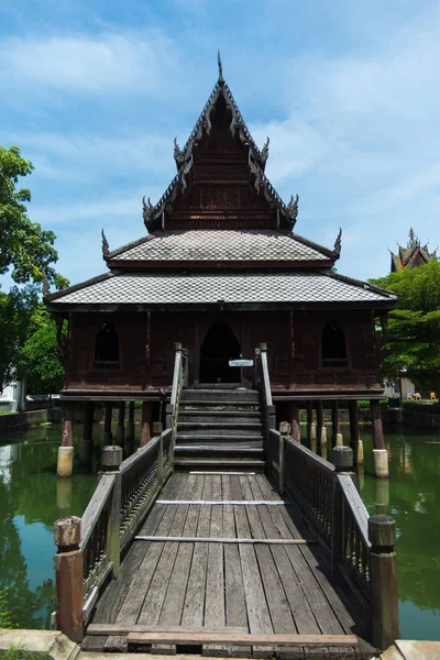 Tripitaka salonu, depolanan verilerin zarar görmesini önlemek için suyun ortasında yer alıyor. Bu, Tayland 'ın Ubon Ratchathani Eyaleti' ne özgü güzel bir turistik cazibe.