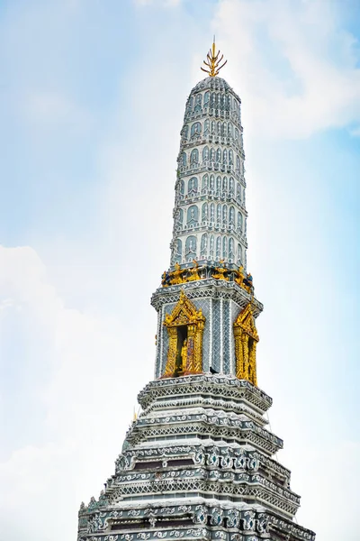 Bangkok, Tayland 'da popüler bir turizm merkezi olan Wat Phra Kaew' daki Chedi 'nin üst kısmının yakın çekimi.