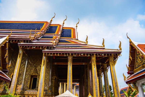 Bangkok, Tayland 'da popüler bir turizm merkezi olan Wat Phra Kaew' in çatısı..