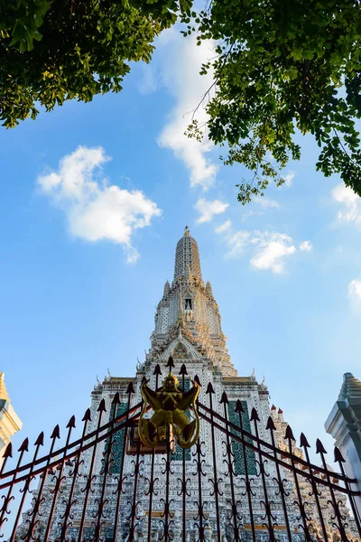 Chao Phraya Nehri boyunca eşsiz ve güzel bir binaya sahip olan Wat Arun 'un akşam atmosferi. Burası Bangkok, Tayland 'daki en popüler turizm merkezlerinden biri..