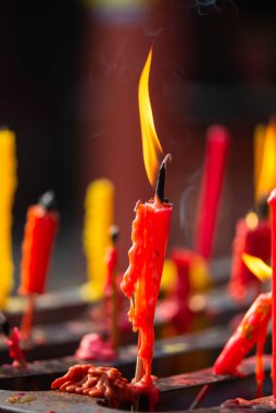 Çin inanışlarına göre tanrıların kutsamasını istemek için kırmızı mum yakıldı..