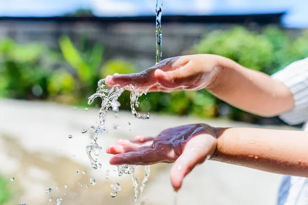 Çocuk mikroplar olmadan ellerini temiz tutmak için ellerini yıkıyordu. Bu çocukların anlayabilmesi ve sürekli yapabilmesi için eğitilmesi gereken bir şey..