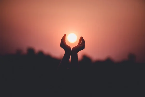 Çocuğun eli akşamları güneşi tutar gibi hareket ediyor. Sanki sıcak ışığı soğutmak için şifrelemeye çalışıyormuş gibi.