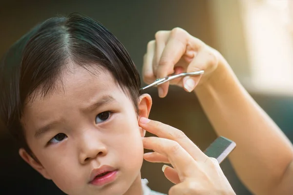 Küçük çocuk evde ebeveynleri tarafından saçını kestirdi. Herkesin gerçek mikropların farkında olması gereken bir durumda berbere gidemeyiz..