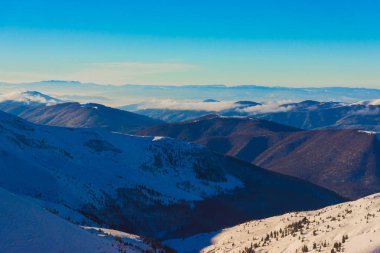 Ukrayna Carpat bulutlarda üzerinde güzel dağ manzarası
