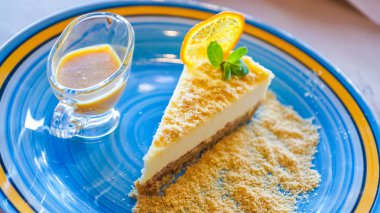 Cheesecake deniz topalak sos, portakal ve nane ile yakın çekim