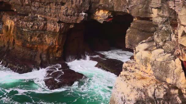 Океанская Волна Бурит Пещеру Бока Инферно Кашкайш Португалия — стоковое видео
