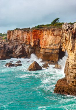 Kayalara karşı su. Boca do Inferno 'nun muhteşem manzarası, Cehennem Ağzı. 