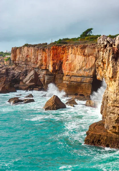 Des pierres contre de l'eau. Vue imprenable sur Boca do Inferno, Hell's Mouth — Photo