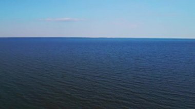 4K suyun üzerinde uçuyor, Kyiv rezervuarının panoraması - Kyiv Denizi, Ukrayna